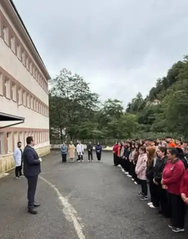 Şalpazarı Kaymakamı İhsan Mert Mutlu, Bayrak Töreninde Öğrencilerle İstiklal Marşı Okudu