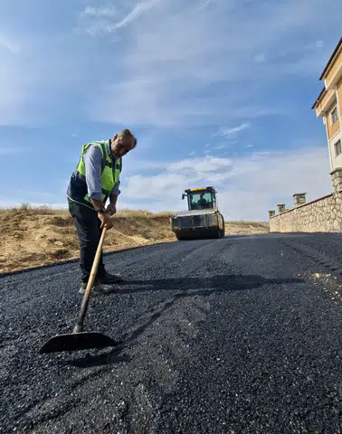 Bayburt’ta Mahallelerde Asfalt ve Çevre Düzenleme Çalışmaları Sürüyor