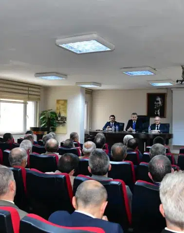 Tonya’da Mahalle Muhtarlarıyla İstişare Toplantısı Gerçekleştirildi