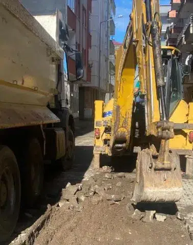 Beşikdüzü’nde Bozulan Zeminler Yenileniyor