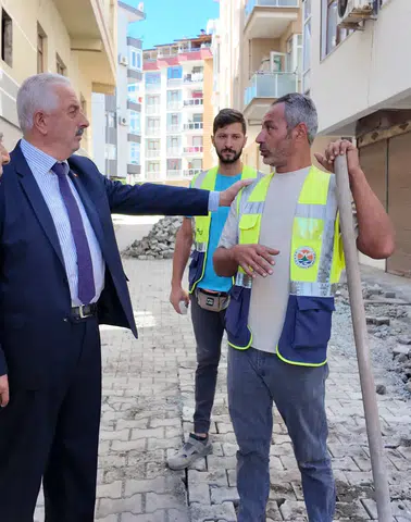 Arhavi’de Kilit Taşı ve Çevre Düzenleme Çalışmaları Sürüyor