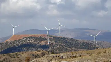 Bakan Bayraktar, rüzgardan elektrik üretiminde rekor kırıldığını bildirdi