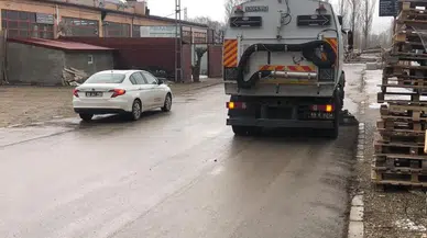 Bayburt Belediyesi Temizlik İşleri Müdürlüğü, 21 Şubat Sanayi Sitesi'nde Karlı Temizlik Çalışması Gerçekleştiriyor