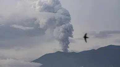 Endonezya'da Lewotobi Laki-Laki yanardağı patladı, en yüksek seviye alarm verildi