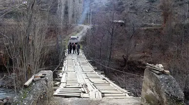 Erzurum’da 40 yıllık tahta köprü tehlike saçıyor