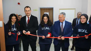 Akçaabat Kaymakamı Ramazan Kurtyemez ve Belediye Başkanı Osman Nuri Ekim, Söğütlü Esentepe Anadolu Lisesi'nde Zeka Oyunları Atölyesi'nin Açılışını Gerçekleştirdi