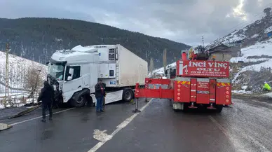 Erzurum'da buzlu yolda kayan tır ulaşımda aksamaya neden oldu