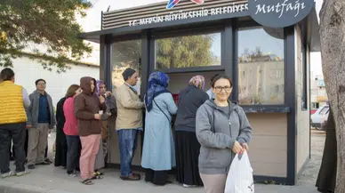 3 çeşit yemek 10 lira! Herkes Mahalle Mutfakları'na koştu