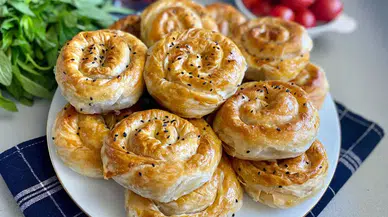 Bu börek herkesi hayran bırakıyor: Patatesli Gül Böreği tarifi