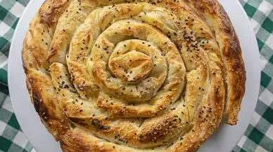 Hem pratik hem lezzetli: Ailece bayılacağınız Pırasalı Börek tarifi