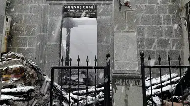 Yeni restore edilen tarihi Akmescit Camisi Yıldırım Sonucu Yandı