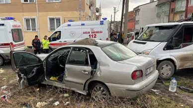 Sivas'ta minibüsle otomobil çarpıştı: 5 yaralı