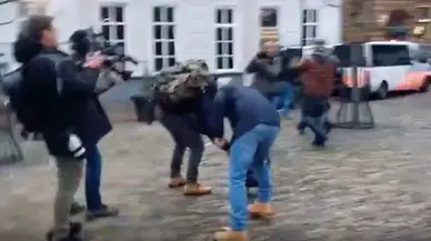 Hollanda'da Kur'an-ı Kerim'e saldırı eylemine müdahale eden grup ile polis arasında arbede