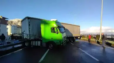 Buzda kayan TIR, bariyerlere çarptı