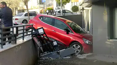 Avcılar’da fren yerine gaza bastı; kaza yaptı