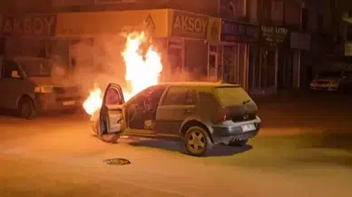 Seyir halindeyken alev alan otomobildeki 4 kişi ölümden döndü