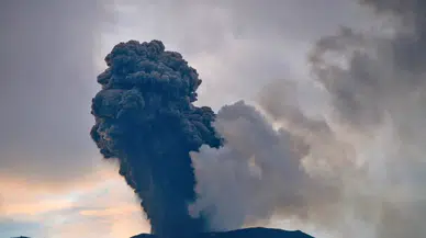 Endonezya'da yanardağ patlamaları nedeniyle 6 bin 500 kişi tahliye edildi