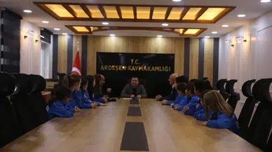 Bölge Şampiyonu minik kızlar Kaymakam Altay'ı ziyaret etti