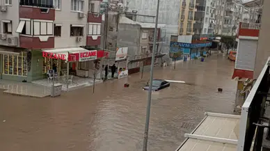 İzmir'de sağanak: Dereler taştı, araçlar mahsur kaldı