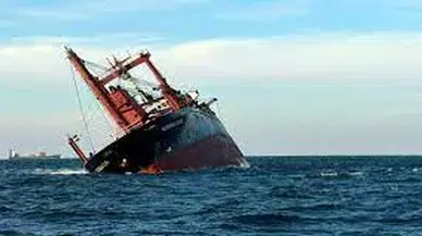 Yan yatan gemi Cide ilçesine sürüklendi