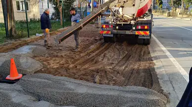 Çayeli Belediyesi yol betonlama çalışmalarını sürdürüyor
