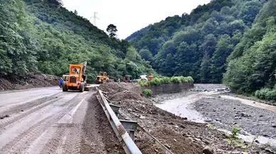 Trabzon'da heyelan nedeniyle kapanan yol yeniden açıldı