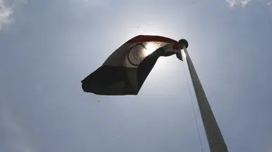 Hindistan, Aden Körfezi'nde dronla vurulan gemiye yardım ettiğini açıkladı