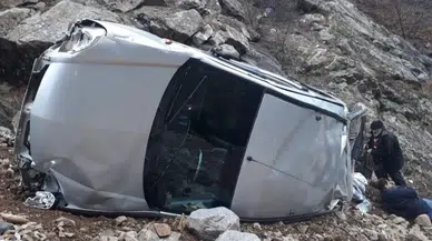 Artvin'in Yusufeli ilçesinde otomobilin çayın kenarına yuvarlandığı kazada 4 kişi yaralandı