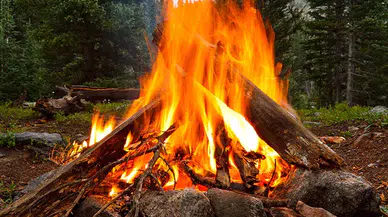 Kamp Ateşi Nasıl Yakılır? Kamp Yaparken Dikkat Edilmesi Gerekenler ve Kamp Ateşi Malzemeleri
