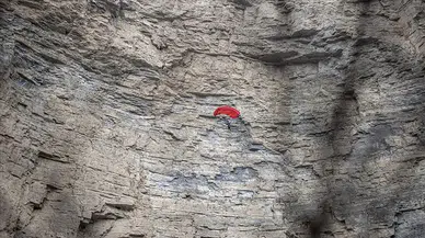 Ekstrem sporcuları Erzurum'da 230 metre yükseklikteki kayalıklardan atladı