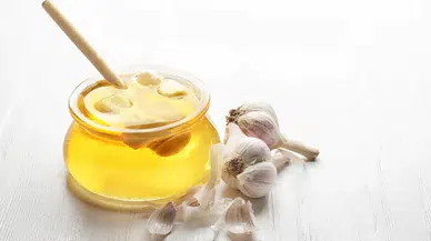 Her sabah düzenli olarak ballı sarımsak yerseniz ne olur? Faydalarını duyan kaşık kaşık yiyor