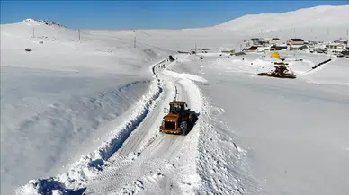 Erzurum'da 12 yerleşim yerinin yolu kar ve tipi nedeniyle ulaşıma kapandı