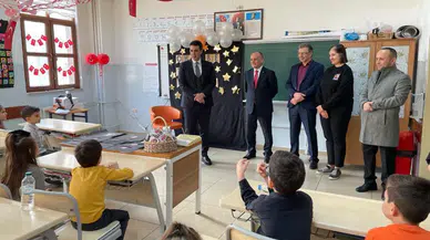 Çayeli Kaymakamı Demirel öğrencilere karnelerini verdi