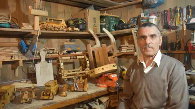 Artvin'de emekli öğretmen ahşap oyuncak üretiyor