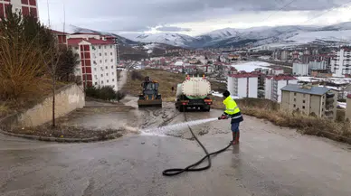 Bayburt Belediyesi, Sıcak Hava İmkanını Değerlendiriyor: Şingah Mahallesi'nde Öğretmen Tokileri Yıkanıyor