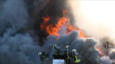 Başkentte 7 katlı binanın çatısındaki yangın hasara neden oldu