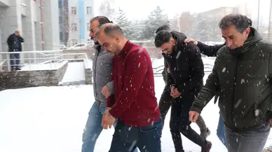 Erzurum'da trafikte yol verme meselesi yüzünden polis memurunu darbeden zanlılar adli kontrolle serbest bırakıldı