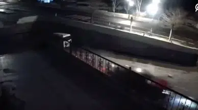 Otomobil iş yerinin bahçesine düştü