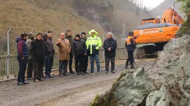 Arsin'de Heyelan Sonucu Kapanan Yol Açılıyor