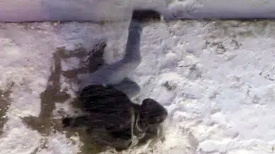 Erzurum'da cadde ve sokaklar buz pistine döndü; düşen düşene