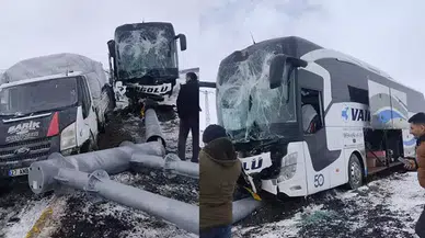 Ağrı'da yolcu otobüsü, kamyonete çarptı: 11 yaralı