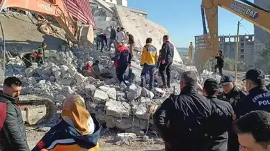 Yıkım sırasında ağır hasarlı bina, iş makinesinin üzerine devrildi; operatör enkaz altında