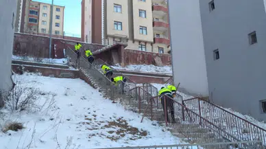Bayburt Belediyesi mahallelerden şehir merkezine inen merdivenlerde kar temizliğini sürdürüyor