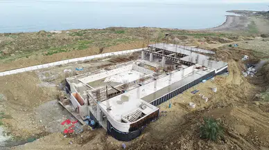 Trabzon'un Akçaabat ilçesinde yarı olimpik kapalı yüzme havuzu inşaatı devam ediyor