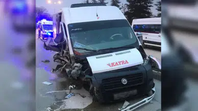Eskişehir'de işçileri taşıyan minibüs ağaca çarptı: 12 yaralı