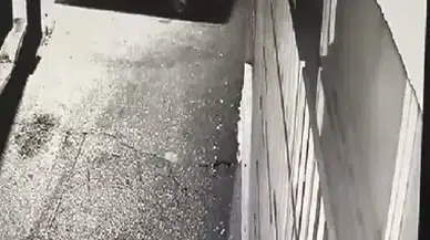 Çaldıkları otomobili, yakıtı bitince iterek götürdükleri akaryakıt istasyonunda yakalandılar