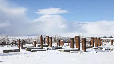 Ahlat'taki Selçuklu Meydan Mezarlığı karla kaplandı