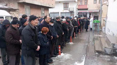 Bayburt Belediye Başkanı Hükmü Pekmezci, Firdevs Topçu'nun Cenaze Namazına Katıldı