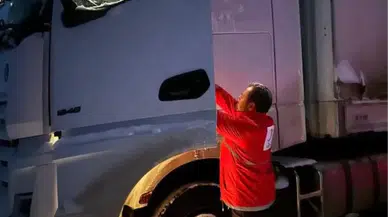 Erzurum'da Yağış Nedeniyle Yolda Kalanlara İçecek İkramı