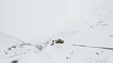 Bayburt'ta çığ düşmesi sonucu kapanan köy yolunda ulaşım yeniden sağlandı